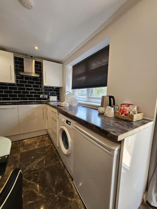 Spacious Guest Suite - Harrow London Bagian luar foto